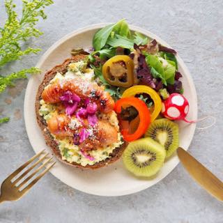 卵と野菜たっぷり、オープンサンドのワンプレート